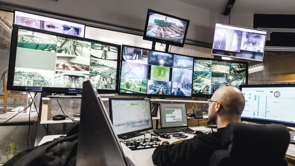 Steuerzentrale des Sägewerks